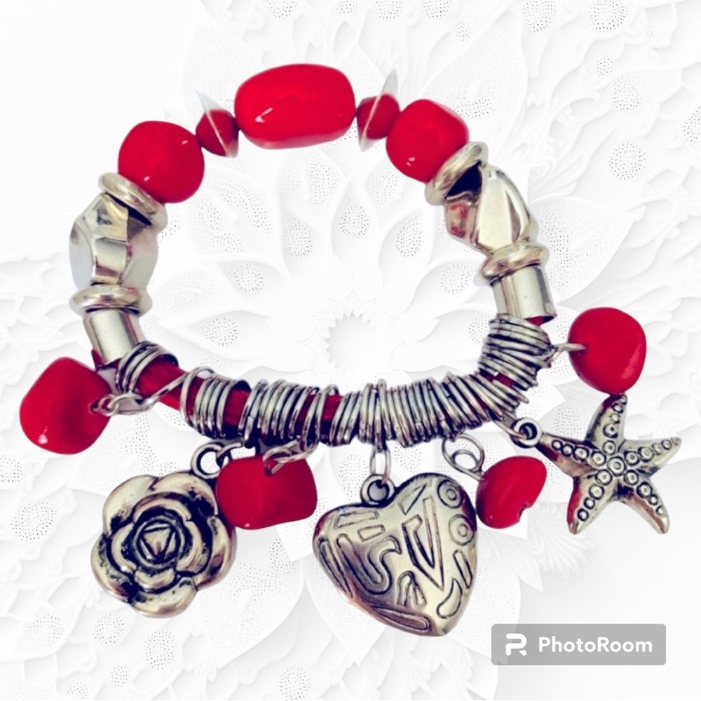 💖🥰Pre-Loved Beautiful Charms Bracelet